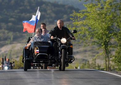 Додека беше во Алјаска, Путин на локален жител му подари мотоцикл (ВИДЕО) 