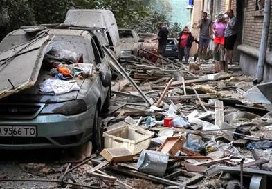 Најмалку 17 загинати и десетици повредени во руски напад врз Киев, меѓу жртвите и деца