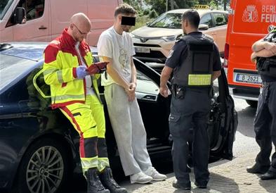Ужас во Берлин: Маж со БМВ влета во група мали деца, три се итно префрлени во болница 