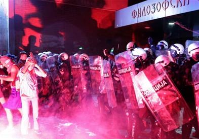 Жестоки судири меѓу студентите и полицијата во Нови Сад: Употребени солзавец и шок бомби