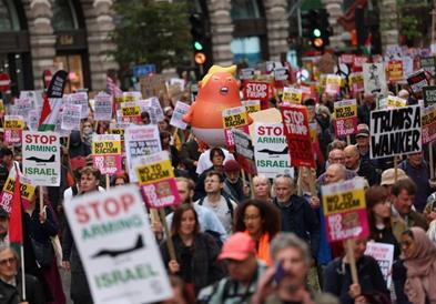 Илјадници Британци протестираа во Лондон против посетата на Трамп (ВИДЕО)
