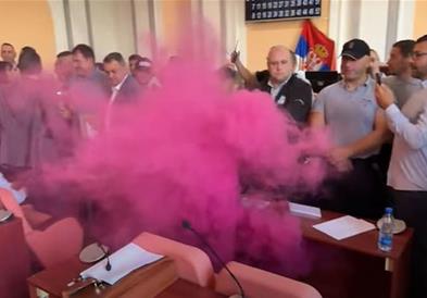 Видео: Хаос во Собранието на Заечар, фрлена чадна бомба и употребен бибер-спреј