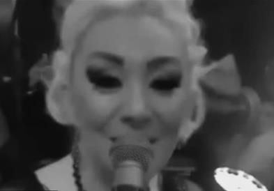 Загина позната турска пејачка- паднала од балкон 