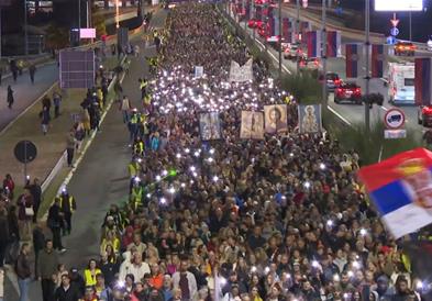 Мирни протести во Србија поради уривањето на настрешницата: 11 месеци, нула одговорност (ВИДЕО)