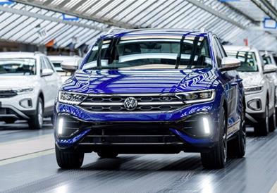 Продажбата во Германија открива нови трендови: VW T-Roc е хит, а хибридите прва опција 