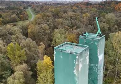 Некој паркирал тротинет на врвот на мост во Краков, висок 40 метри- му се заканува затворска казна (ВИДЕО)