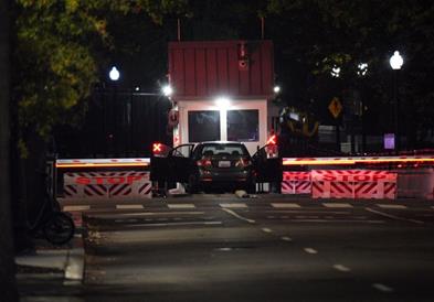 Фото: Автомобил заби во капијата на американската тајна служба во Вашингтон