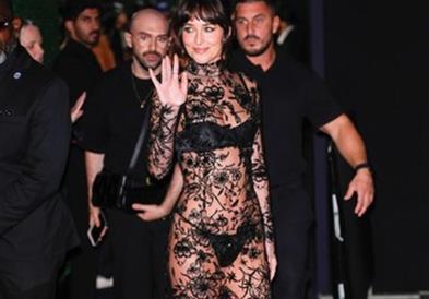 Фото: Актерка која обожува проѕирни секси фустани