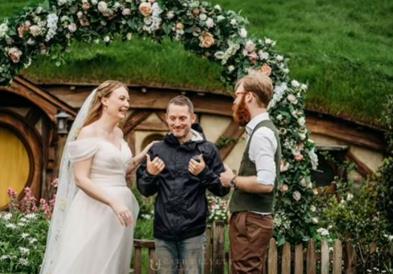 Видео: Сите беа изненадени, Елајџа Вуд „упадна“ на свадба инспирирана од „Господар на прстените“