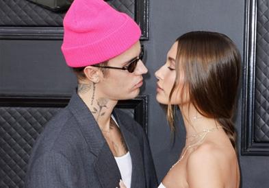 Хејли Бибер позира во мини бикини, сопругот Џастин се јави со коментар (ФОТО)