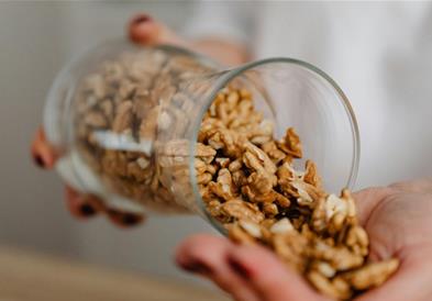 Истражување на Харвард: Орасите го штитат срцето и го продолжуваат животот