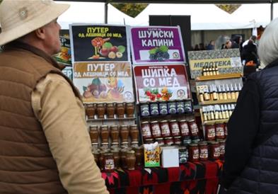 Саем на домашни земјоделски производи во Градскиот парк во Скопје