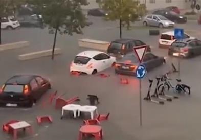 Италијанска туристичка дестинација под вода- пороите носат сѐ пред себе (ВИДЕО)