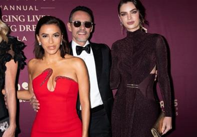 Ева Лонгрија „го запали“ Њујорк со чудното деколте на црвениот тепих (ФОТО)