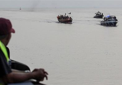 Брод со 90 мигранти потона меѓу Малезија и Тајланд, исчезнаа уште два брода