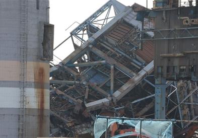 Извлечено е трето тело од урнатините на термоцентрала во Јужна Кореја- уште четворица работници се заробени (ВИДЕО)