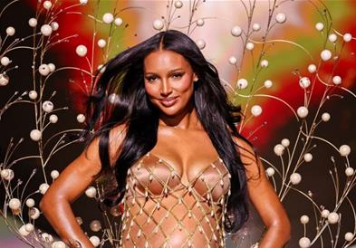 Манекенка роди син само 13 дена, откако прошета по пистата на ревијата на „Викоторија сикрет“ 