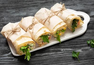 Тортиљи со зеленчук и сардини