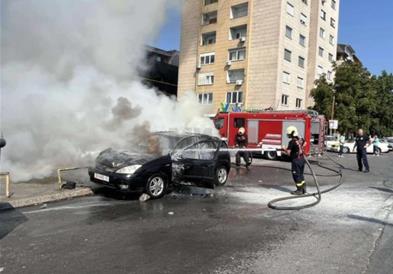 Во Велес се запалило возило во движење, оштетено и паркирано возило