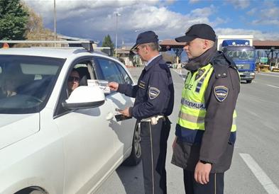 Сообраќајната полиција на наплатни рампи ги опоменува возачите