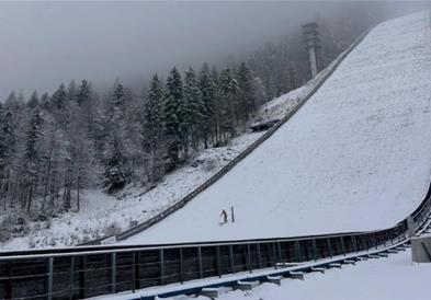 Фото: „Луд“ возач од екс ЈУ, „дрифташе“ на легендарната Планица 