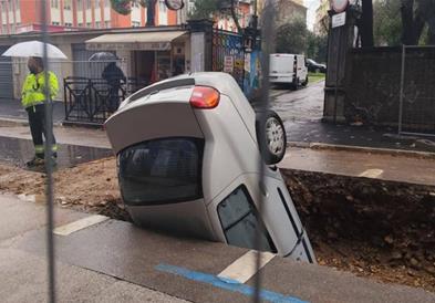 Цел автомобил пропадна во дупка на улица во Риека (ВИДЕО)