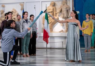 Во затворен простор и без публика церемонијата на палење на олимпискиот оган во античка Олимпија