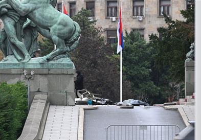 Инцидент пред влезот во српското собрание