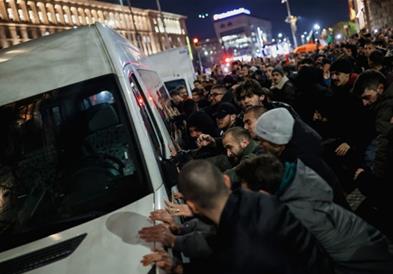 Хаос во Софија: Илјадници на протест, формираа жив ѕид околу парламентот (ВИДЕО) 