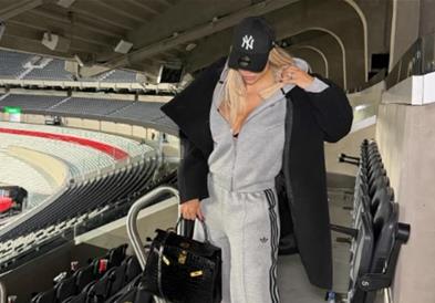 Фото: Ванда Нара ги покажа градите на стадион