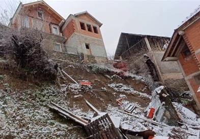 Четири куќи во опасност поради појава на свлечиште во Шипковица