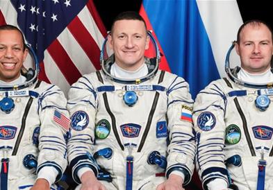 „Сојуз“ со двајца Руси и еден Американец пристигна во вселенската станица- се расипа лансирната рампа во Бајконур (ВИДЕО)