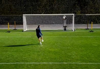 Видео: Роналдо против несовладаниот голман-робот