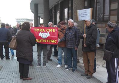 Протест на пензионерите пред Уставениот суд - бараат да остане линеарното зголемување на пензиите