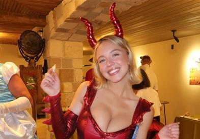 Сидни Свини во жешко издание „го урна“ интернетот- милион лајкови за 17 часа (ФОТО)