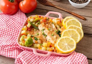 Печена риба со зеленчук