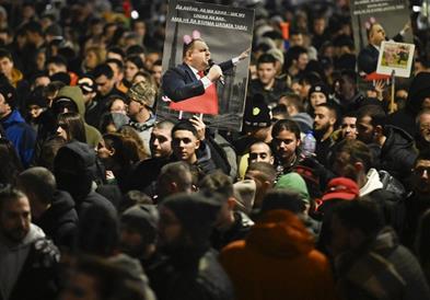 Насилни протести низ Бугарија: Предлог-буџетот е повлечен, но притисокот за предвремени избори продолжува
