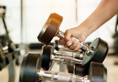 Ужасна смрт во теретана: Врз маж падна шипка за време на тренингот (Вознемирувачко видео)