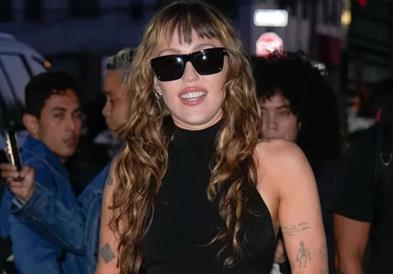 Жена го шокира Холивуд: Тврди дека ѝ е мајка на Мајли Сајрус, вели дека ја родила на 12 години