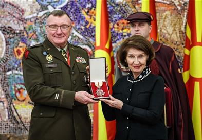 Сиљановска-Давкова го одликуваше генерал-мајор Грегори Најт со Орден за воени заслуги