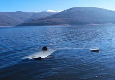 Две лица повредени по пад на спортски авион во Мавровското езеро