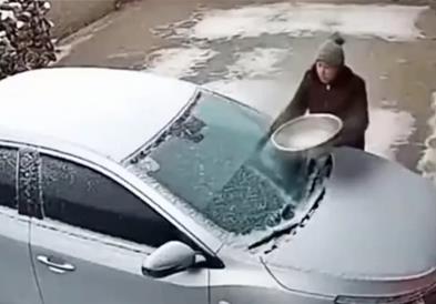 Жена реши набрзина да ја одмрзне шофершајбната- не помина добро (ВИДЕО)