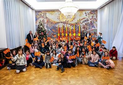 Церемонија на свечено менување на државното знаме во Кабинетот на Сиљановска-Давкова