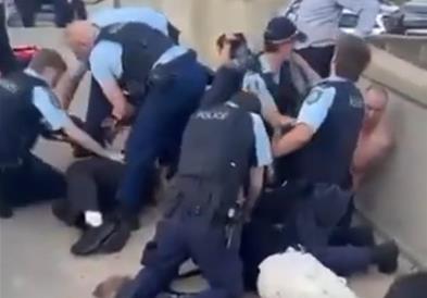 Нов Јужен Велс ќе ги промени законите за оружје и протести по масакрот на плажата во Сиднеј
