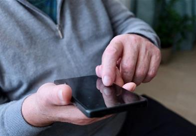 Снаодлив старец надмудрил измамници, кои се обиделе да му ги украдат парите 