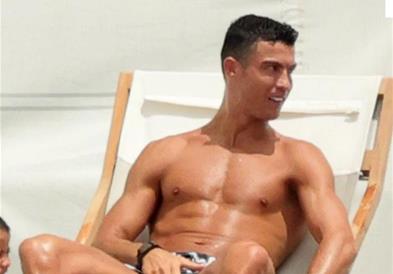 Фото: Кристијано Роналдо се соблече, поубавиот пол во транс
