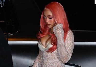 Фото: Контроверзната убавица под критики поради проѕирниот фустан на детската премиера