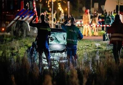 Деветмина повредени кога автомобил влета во гледачи на парада во Холандија