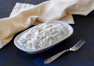 Француска салата со сирење и ореви