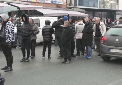 Нов протест на „Пластичарска“- жителите ја блокираа улицата среде сообраќајниот шпиц: Плаќаме струја